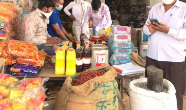 कोविड-19 गाइडलाइनो की उडी धज्जियां, एसडीएम ने की 3 दुकाने सीज