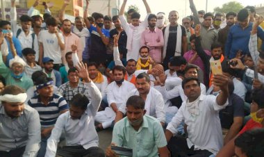 दबंगों ने पुजारी की फर्जी रजिस्ट्री करा कर छीनी जमीन मृतक सिंबू पुजारी के शव को लेकर सांसद डॉक्टर किरोडी लाल ग्रामीणों के साथ तीसरे दिन भी थाने के आगे दे रहे धरना