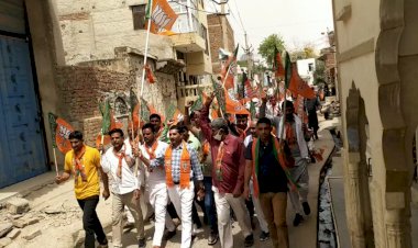 भाजपा स्थापना दिवस पर नीमराणा में निकाली पार्टी ध्वज यात्रा