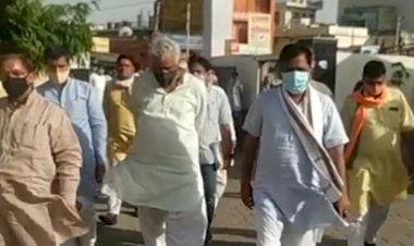 मृतक सिंबू पुजारी के शव को लेकर सांसद डॉक्टर किरोडी लाल ग्रामीणों के साथ चौथे दिन भी थाने के सामने दे रहे धरना, प्रशासन से वार्ता हुई विफल