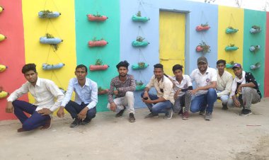 आनंदम विषय के अंतर्गत गोविन्दगढ़ महाविद्यालय के छात्रों ने अनुपयोगी बोतलों में पौधे लगाकर बनाया वर्टिकल गार्डन