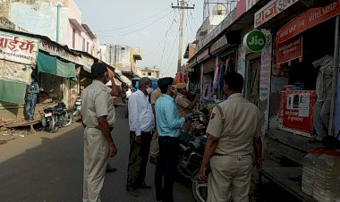 कोविड नियमो के उल्लंघन पर कठूमर प्रशासन ने तीन दुकानों को किया 72 घंटे के लिए सीज