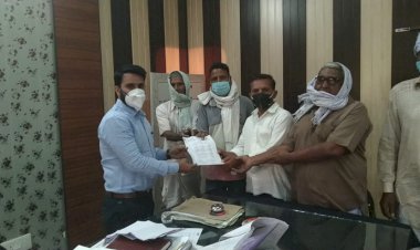 अवैध शराब के ठेके को हटाने की मांग को लेकर एसडीएम को सौपा ज्ञापन