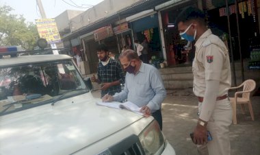 गोविंदगढ़ कस्बे के बाजार मे बिना मास्क घूम रहे लोगो व बाइक सवारों को रोक तहसीलदार ने बनाए चालान