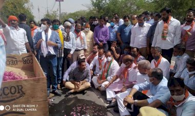 मृतक पुजारी शंभू पंडित को न्याय मिलने तक लड़ाई जारी रहेगी, महुआ में पुलिस ने धरना स्थल पर किया लाठीचार्ज