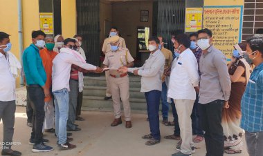 पत्रकार आरटीआई कार्यकर्ताओं के खिलाफ मनगढ़ंत मुकदमों को लेकर ग्रामीण हुए लामबंद, जा पहुंचे थाना अधिकारी के समक्ष