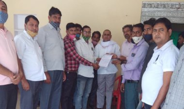 अपनी मांगो के लेकर निजी स्कूल संघ परिवार के सदस्यों थानागाजी विधायक को सौपा ज्ञापन