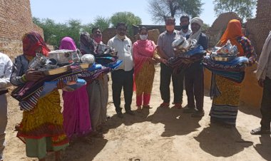 पुरावाई खेडा के अग्नि पीडितो को बांटी राहत सामग्री