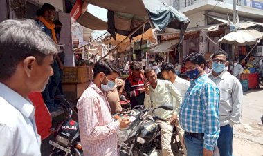 कोरोना गाइडलाइन के उल्लघंन पर बयाना के बाजारो में काटे नगर पालिका की टीम ने चालान