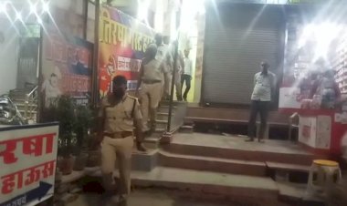 फ्लेग मार्च निकालकर लोगों किया जागरूक, समय पर दुकान बन्द करने के लिए किया पाबंद़