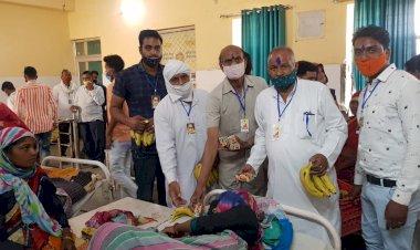 धूमधाम से मनाई अम्बेडकर जयंती, मरीजों को किए फल वितरित