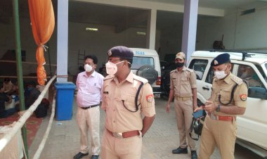 एडीएम सिटी व एसपी सिटी ने नगर क्षेत्र के बूथों का किया निरीक्षण