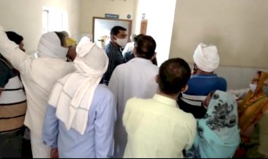 उप जिला अस्पताल बहरोड में टीका लगवाने के लिए लोगों की लगी भीड़,  गाइडलाइनो की उड़ी धज्जियां