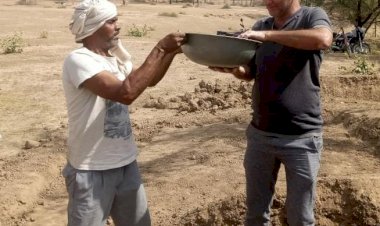 विकास अधिकारी डाॅ समय सिंह मीणा ने संताेकपुर मे किया श्रमदान