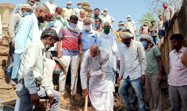 विधायक दीपचंद खैरिया , विकास अधिकारी नँदलाल शर्मा व अधिशाषी अभियंता सुमेर सिंह में ग्राम बम्बोरा की बावड़ी में किया श्रमदाम