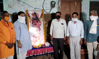 भगवान परशुराम के सत्संग भजन एवं प्रवचन का हुआ गांव जमालपुर में आयोजन के दौरान जन जागरूकता अभियान के रूप में बांटे गए सेनेटाइजर व मास्क