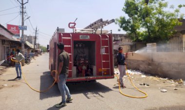 खेरली कस्बे में लगातार बढ रहे कोरोना मरीजो की संख्या को लेकर नगरपालिका द्वारा रोड सहित बाजारो को कराया सेनेटराइज