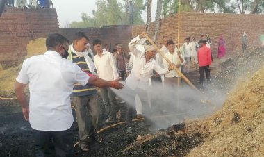 अज्ञात कारणों से मसारी के इंद्रा काेलाेनी मे लगी आग, चार किसानाे का चारा व ईधन जलकर हुआ स्वाहा