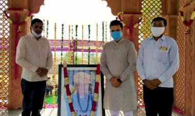 मुण्डावर में पूर्व संसदीय सचिव को ग्राम जाट बहरोड़ में समाधि स्थल पर अर्पित की श्रद्धांजलि