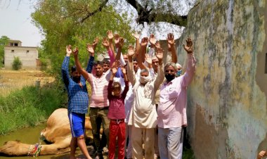 राजवाड़ा गांव में जलभराव से ऊंट की मौत, ग्रामीणों ने प्रशासन खिलाफ की नारेबाजी