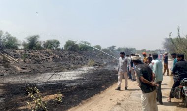 ग्राम कारोडा बस स्टैण्ड के पास शार्ट शर्किट से लगी आग,  ग्रामीणो ने आपसी सहयोग से पाया काबू