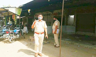 कठूमर कस्बे में कोविड-19 की पालना नहीं करने पर एसएचओ कमल सिंह ने एक दुकान को सीज कर चार  को किया गिरफ्तार