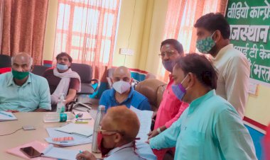 डीग गेट तोड़े जाने के विरोध में कस्बेवासियों ने एसडीएम को सौंपा ज्ञापन