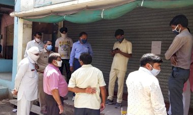 आधा शटर खोलकर बेचा जा रहा था सामान, प्रशासन पहुँचा मौके पर दुकान की सीज