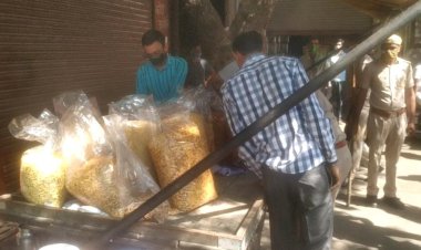 बानसूर मे अपनी मनमर्जी से आधा शटर खोल चोरी छुपे सामान बेच रहे दुकानदार, प्रशासन की कार्यवाही से मचा हड़कंप