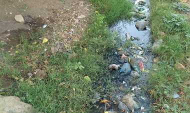 अधुरा नाला निर्माण से परेशान ग्रामीण