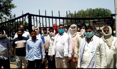 किसानों ने मंडी गेट बंद कर लगाया ताला, ड़ीग - नगर मार्ग को किया जाम