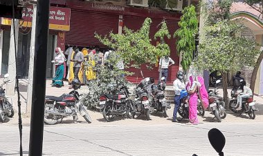 रैणी की पीएनबी बैंक नही हो रहा कोविड गाइडलाइनो की पालना, गेट पर दिखाई दी भीड़भाड़