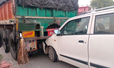 कांकर दोपा के समीप खड़े ट्रक में पीछे से घुसी वेगनआर गाड़ी, 2 घायल