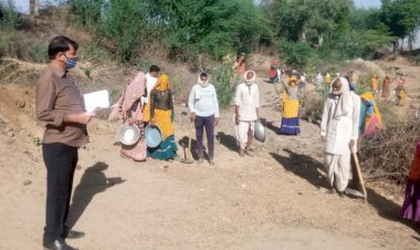 कठूमर विकास अधिकारी ने ग्राम रेटी में नरेगा कार्य का किया औचक निरीक्षण, दाे मैट ब्लैकलिस्ट