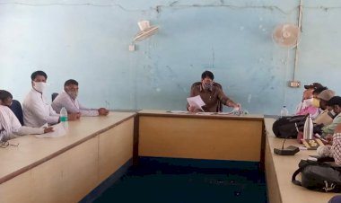 बीडीओ ने मुख्यमंत्री चिरंजीवी याेजना व काेराेना वैक्सीनेशन के संबंध मे सरपंच व ग्राम विकास अधिकारीयाे की ली बैठक