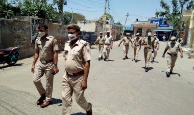 खेरली कस्बे में कोरोना गाइडलाइंस की पालना के लिऐ पुलिस ने निकाला फ्लैग मार्च, 40 लोगो पर कार्यवाही कर काटे चालान
