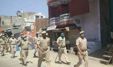 कठूमर मे सीआई कमल सिंह के नेतृत्व मे निकला फ्लैग मार्च, काेराेना गाइन लाईन की पालना करने दिया संदेश