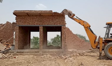 नगर पालिका ने अतिक्रमण बताकर जबरन तोड़ दी 31 दुकाने,  सामाजिक कार्यकर्ता विजय मिश्रा की तोड़ दी चारदीवारी