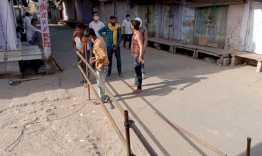 बढ़ते कोविड संक्रमण को लेकर बयाना के बाजारों में कराई गई बैरिकेटिंग