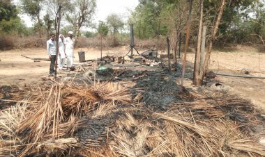 अज्ञात कारणों से लगी आग में मजदूर का जला आशियाना, सामान हुआ खाक