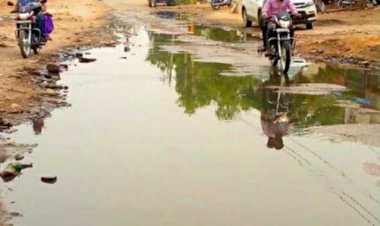 मुख्य सड़क पर बना गड्ढा दे रहा हादसोंको न्यौता