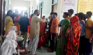 वैक्सीनैशन कराने एक साथ पहूंचे 18+ और 45+ लोगो का लगा तांता, सोशियल डिस्टेसिंग की उडी धज्जियां