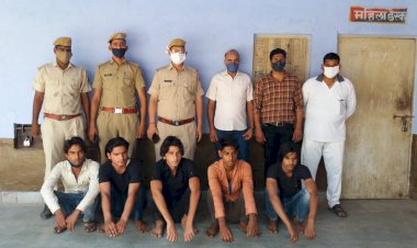 जुरहरा पुलिस ने 5 ठग बदमाशों को किया गिरफ्तार, चार एंड्रॉयड फोन, 6 सिम, 18 एटीएम, दो फर्जी आधार और एक कार बरामद