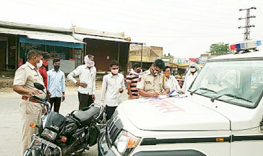 वीकेंड कर्फ्यू के दौरान बगैर मास्क व सोशल डिस्टेंसिंग की पालना नहीं करने पर पुलिस ने काटे चालान