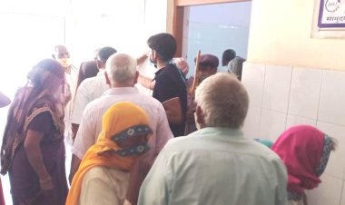 वैक्सीनेशन के लिए 18+ लोगों का रहा जमावडा,  संक्रमण फैलने की आशंका