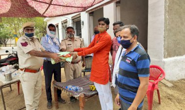 युवा वैश्य समाज ने चेक पोस्ट पर तैनात कोरोना वारियर्स को खाद्य सामग्री की वितरित