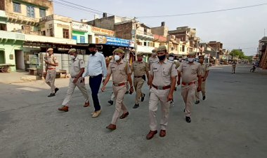 खेरली कस्बे में कोरोना गाइडलाइंस की पालना के लिए पुलिस ने निकाला फ्लैग मार्च