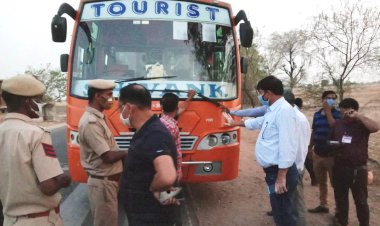 विकास अधिकारी ने कोरोना गाइडलाइन का उल्लंघन करने पर बरात की बस का काटा चालान