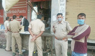 कठूमर कस्बे में कोविड नियमों के उल्लंघन पर दुकान सीज, काटे चालान