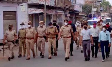 ड़ीग में प्रशासन और पुलिस ने फ्लैग मार्च निकालकर लोगों को किया जागरूक